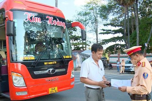 CSGT 'đội nắng' phát nước suối, khăn lạnh tặng người dân về quê nghỉ lễ