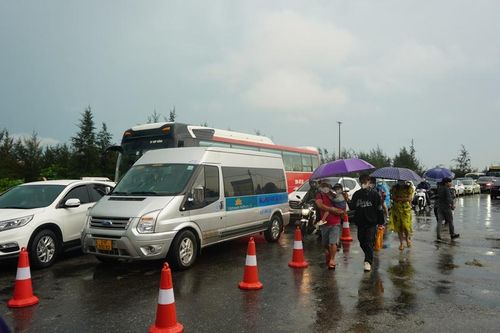 Ngày đầu kỳ nghỉ lễ, du khách đội mưa chờ phà ra đảo Cát Bà