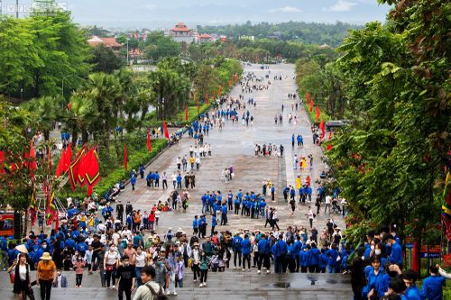 Hàng nghìn người đội mưa về dự lễ Giỗ Tổ Hùng Vương