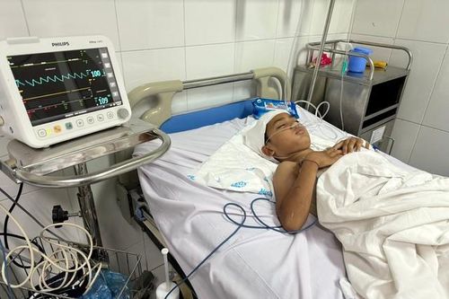 MS 842: Xót thương bé trai dân tộc Thái chấn thương nặng, hôn mê sau tai nạn xe lao xuống vực cùng ông nội