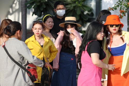 Đội nắng hàng giờ để chụp ảnh check-in ở Phú Quý