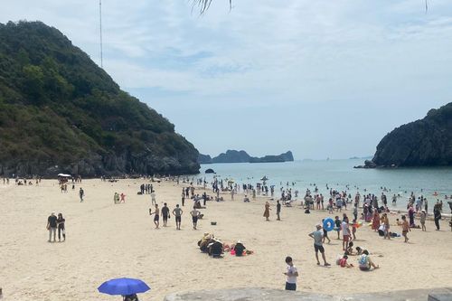 Lượng khách đi Cát Bà giảm mạnh dịp lễ