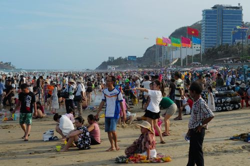 Biển Vũng Tàu chật kín người chiều 30/4
