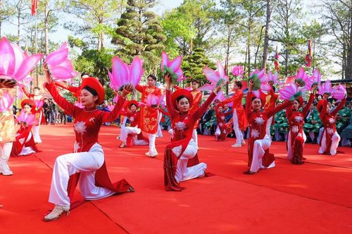 Dâng hương tưởng nhớ vua Hùng tại Đền thờ Âu Lạc tỉnh Lâm Đồng
