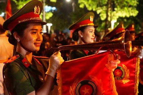 Mãn nhãn 'bữa tiệc âm nhạc' của Đoàn Nghi lễ Công an nhân dân chiêu đãi người dân Đà Nẵng