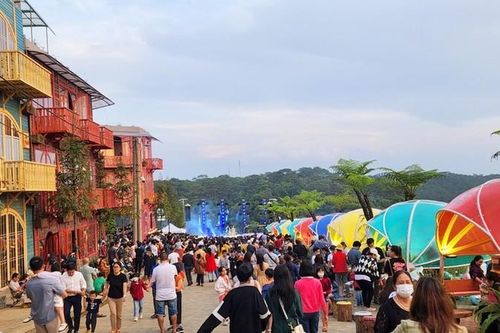 Dịp 30/4-1/5, du khách đổ về Măng Đen ngắm 'Đại lộ hoàng hôn'