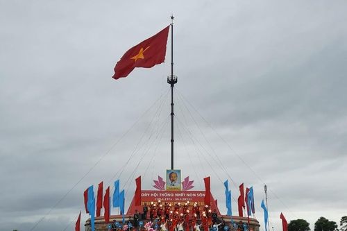 Thiêng liêng lễ Thượng cờ 'Thống nhất non sông' tại đôi bờ Hiền Lương – Bến Hải