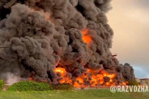 Kho dầu của Nga ở Sevastopol, Crimea bốc cháy rừng rực sau khi bị tấn công bằng UAV