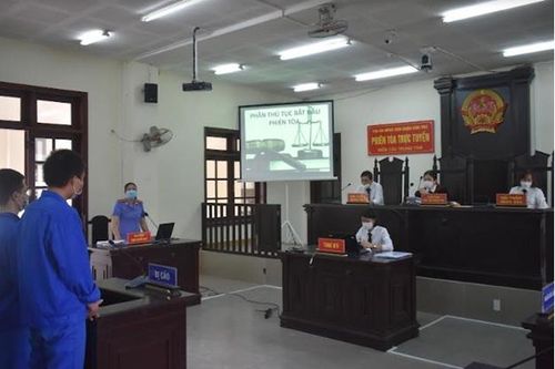 Phối hợp tổ chức phiên tòa rút kinh nghiệm và trình chiếu chứng cứ