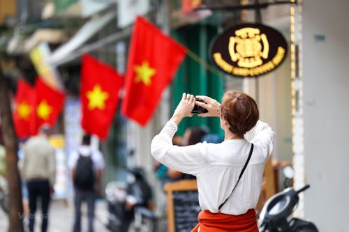 Dạo quanh ngắm một Hà Nội vắng vẻ, yên bình ngày nghỉ lễ 30/4