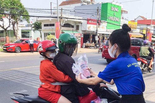 Những chai nước suối nghĩa tình