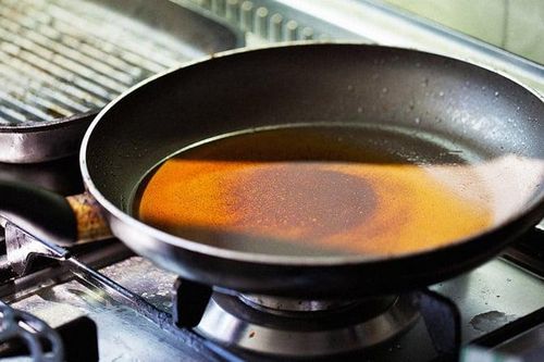 4 loại dầu ăn đừng tiếc rẻ mà cố dùng tiếp, nhà nào còn thì nên vứt bỏ
