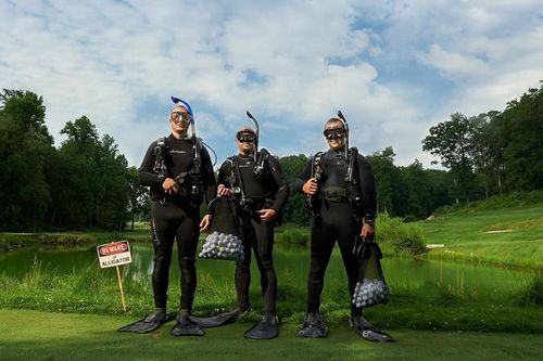 Công việc nhặt bóng golf dưới hồ: Thu nhập cao nhưng nguy hiểm rình rập