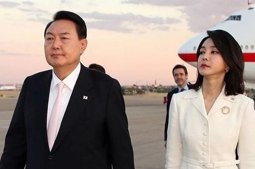 Vợ chồng Tổng thống Hàn Quốc mặn nồng dù đến với nhau ở tuổi 'xế chiều'
