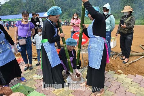 Hấp dẫn cuộc thi làm bánh giầy ở Thanh Tương