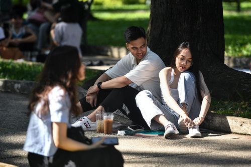 Giới trẻ TP.HCM đổ về trung tâm, ngồi cà phê bệt tận hưởng nghỉ lễ