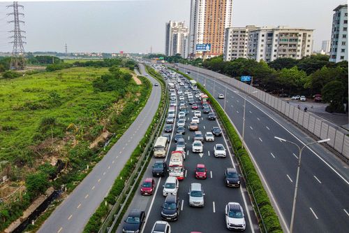 Trở lại Hà Nội sớm 2 ngày, người dân vẫn không thoát cảnh ùn tắc