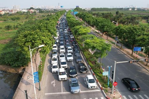 Dòng xe ùn ứ tại cửa ngõ phía đông Hà Nội