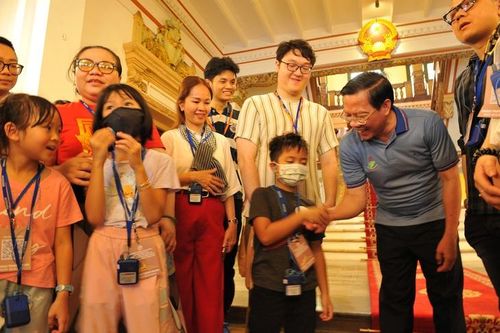 Chủ tịch TP.HCM lắng nghe ý kiến của khách tham quan trụ sở UBND