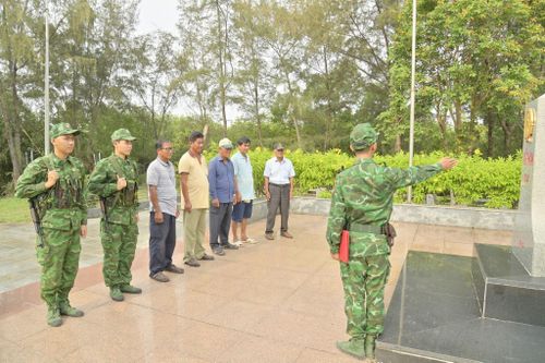 Bà con dân tộc cùng bảo vệ biên giới trong ngày vui đất nước