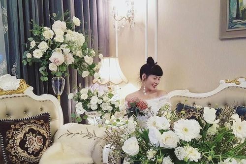 Chị em không tiếc tiền chơi hoa, mua hàng trăm chiếc bình