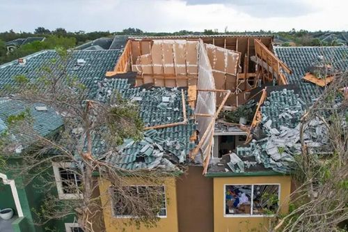 Gió lốc tấn công Florida, lật tung ô tô, nhà cửa