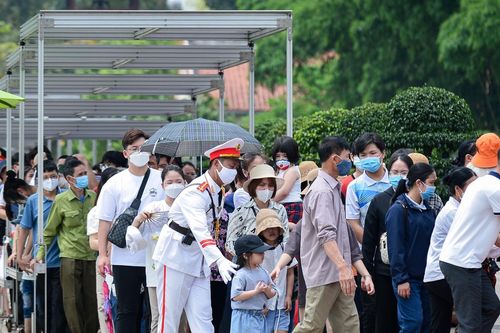 Dòng người xếp hàng vào Lăng Chủ tịch Hồ Chí Minh ngày nghỉ lễ
