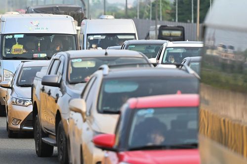 Trở lại Hà Nội sớm 2 ngày, ô tô ùn dài 2km cuối cao tốc Pháp Vân