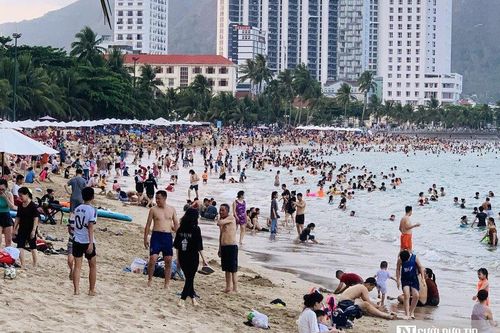 Nắng nóng, người dân và du khách ở Nha Trang đổ ra biển 'giải nhiệt'