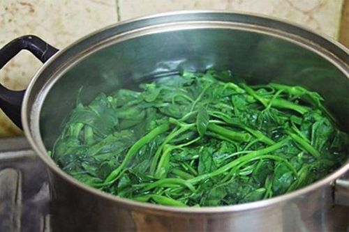 Luộc rau muống chớ vội thả ngay vào nồi: Cho thứ này vào trước rau mới xanh giòn, để lâu không thâm đen