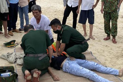 Đi tắm biển, 4 học sinh đuối nước, 1 em tử vong