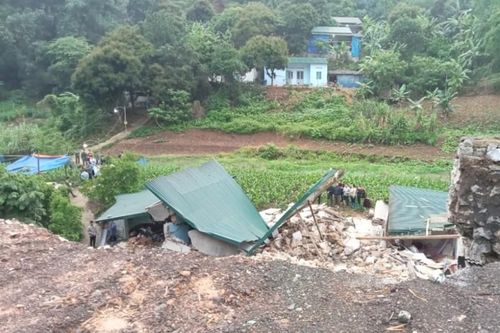 Cao Bằng: Kè đá đổ sập trong đêm, 4 người thương vong