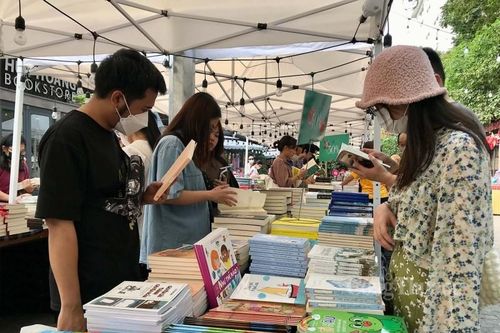 Hà Nội: Nghỉ lễ kéo dài, nhiều điểm vui chơi, giải trí người 'chật như nêm'
