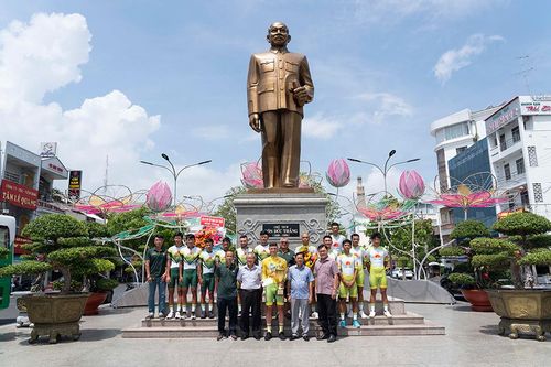 Đội xe đạp An Giang dâng hoa báo công tại tượng đài Chủ tịch Tôn Đức Thắng