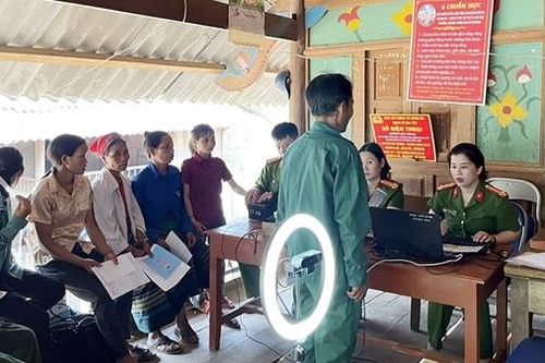 Vượt núi, vào bản làm CCCD giữa ngày lễ