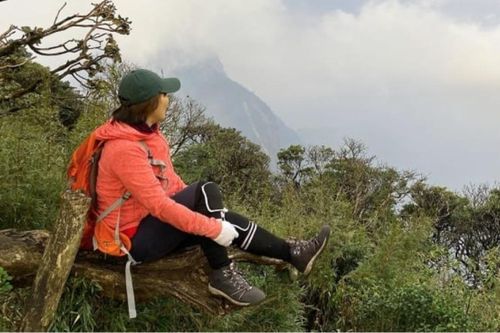Hành trình hai ngày một đêm băng rừng chinh phục ngọn núi cao thứ 9 Việt Nam