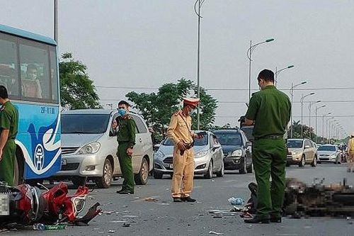 Xe máy ''đấu đầu'' trên quốc lộ 1A làm hai người tử vong