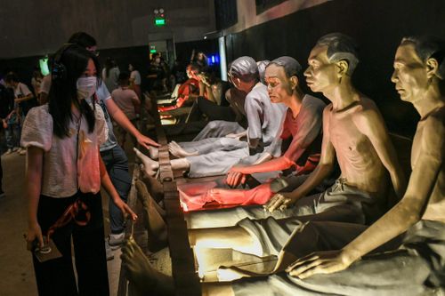 Nhà tù Hỏa Lò đông nghịt khách tham quan dịp nghỉ lễ