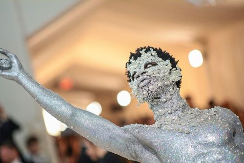 Phủ kim cương kín người, hóa trang mèo tại Met Gala 2023