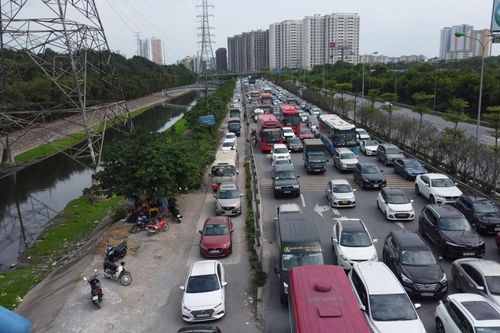 Người dân trở lại sớm, cửa ngõ Thủ đô ùn tắc kéo dài