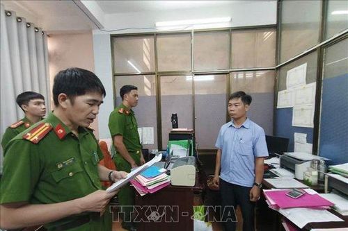 Khởi tố một loạt cán bộ đất đai, giao thông vận tải