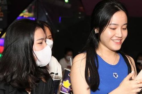 Khung cảnh rạp phim ở TPHCM chật kín ngày lễ