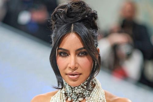 Kim Kardashian gây sốc khi mặc váy đính 16.000 viên ngọc trai