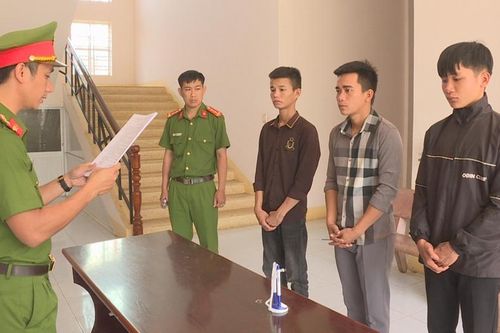 Bắt 3 đối tượng vác dao đến quán bida để chém người ở Đắk Lắk