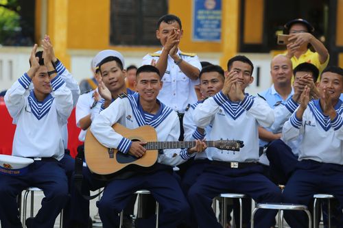 Nụ cười rạng ngời của người lính hải quân ngày đêm canh giữ Trường Sa