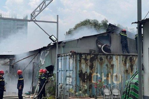Lửa cháy ngùn ngụt tại xưởng bánh kẹo ở Tp.Thủ Đức