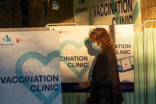 Mỹ chấm dứt yêu cầu tiêm vaccine Covid-19 đối với người nước ngoài