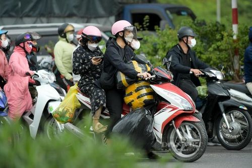 Lỉnh kỉnh đồ đạc trở lại Hà Nội sớm, người dân vẫn không thoát cảnh tắc đường