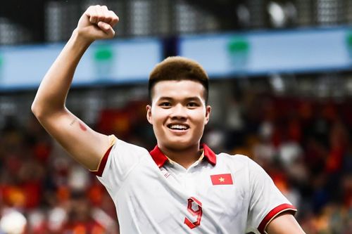 Bàn mở tỷ số của Văn Tùng trước U22 Singapore