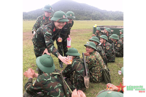 'Bát nước thao trường' ấm lòng chiến sĩ